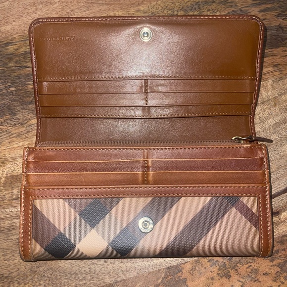 BURBERRY Checked Continental Wallet - Picture 4 of 7